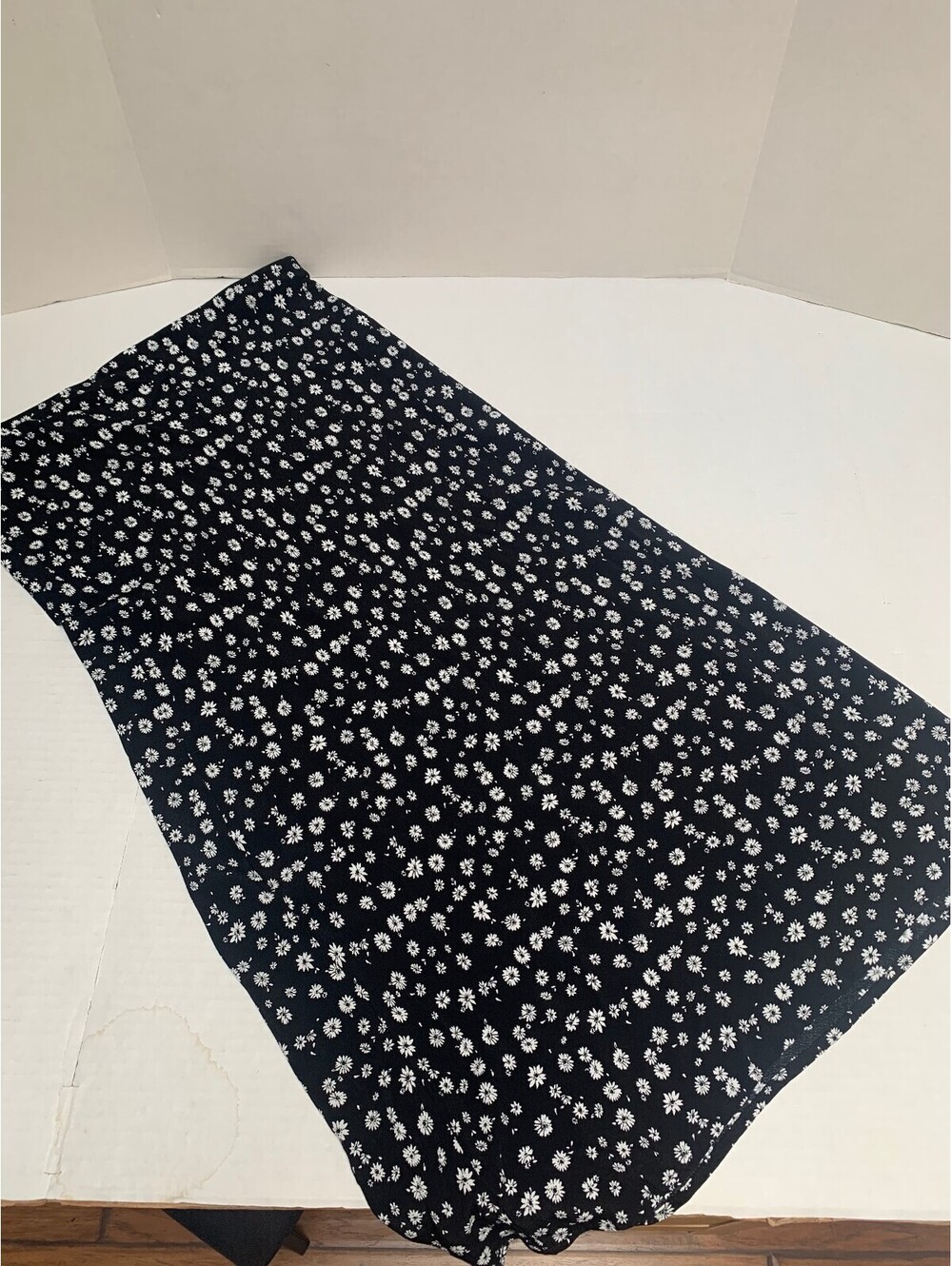 Wild Fable Black with Daisies Midi Skirt Size Large